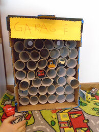 Auf dem Foto ist eine selbstgebastelte Garage zu sehen. | © SONNENTOR