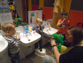 Auf dem Foto sieht man die Kinder beim Erlernen des richtigen Zähne putzens. | © SONNENTOR