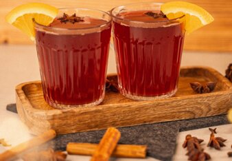 Auf dem Bild sind zwei Tassen mit einem Alkoholfreien Glühwein und ZImtstangen zu sehen! | © SONNENTOR